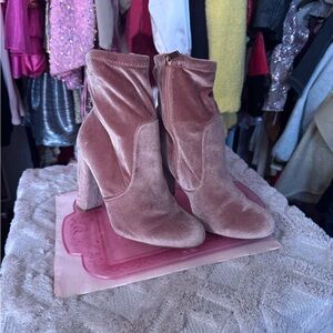 BAMBOO Velvet Heeled Boots in Pink
